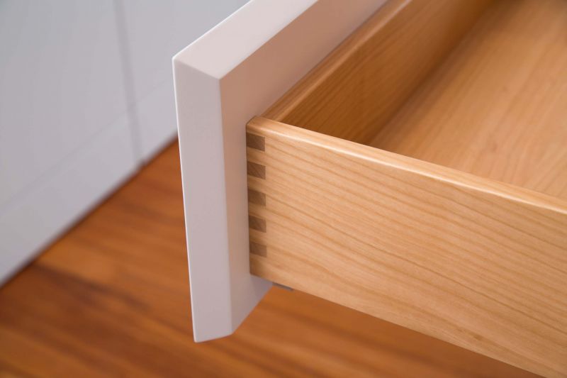 Handwerkliches Detail einer gezinkten Schublade