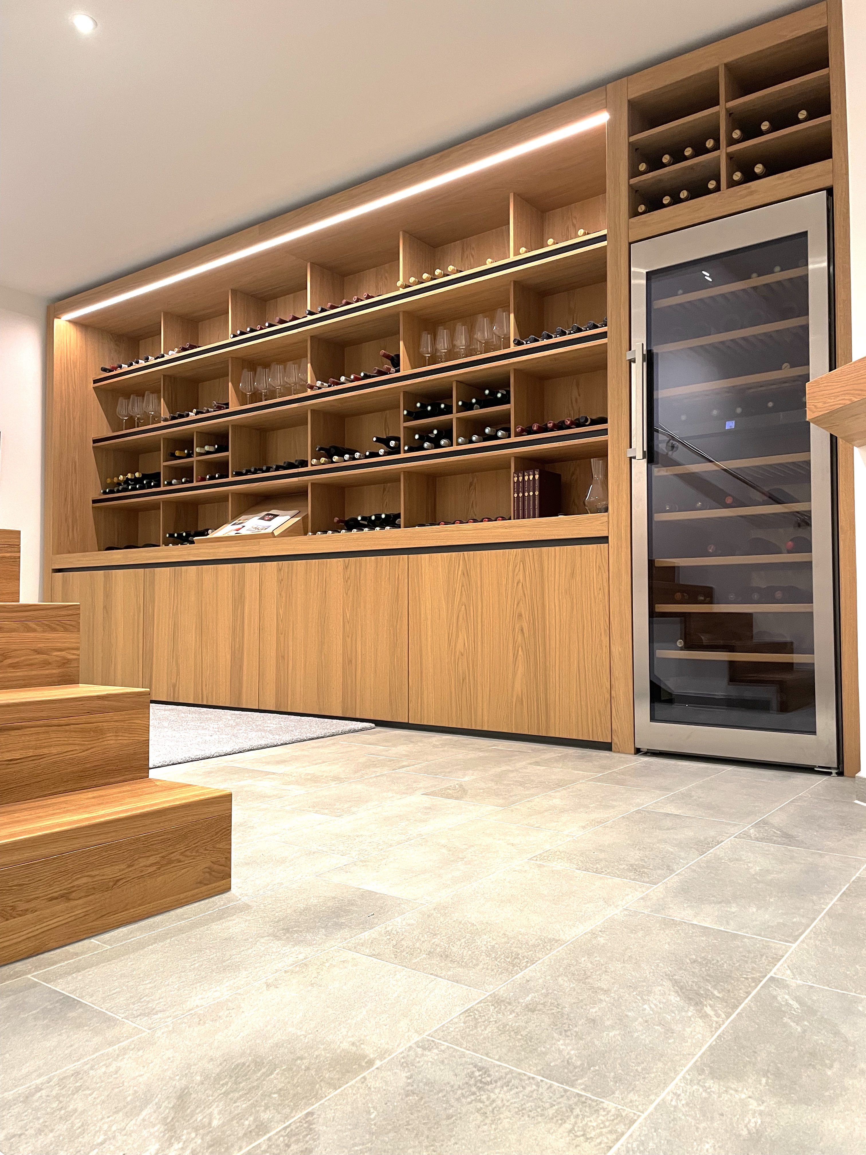 Maßgefertigter Weinausbau aus Eiche
